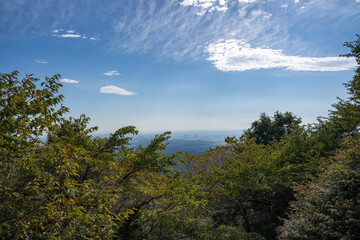 Obraz premium 秋空の下の高尾山登山