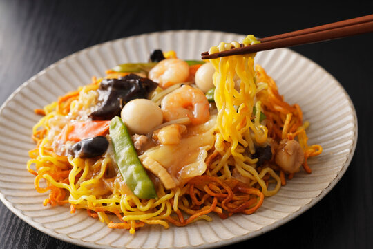箸で麺を持ち上げたあんかけ焼きそば　Ankake yakisoba