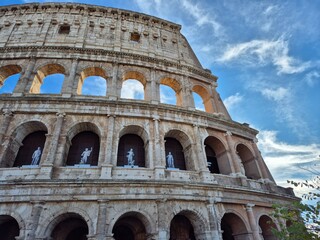 Obraz premium The image shows the Colosseum in Rome. 