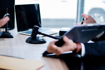 Naklejka premium Law offices and lawyers explaining the law to women