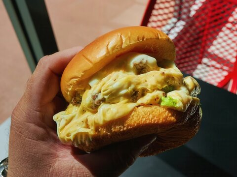 Doble Cheeseburger on hand Point of view