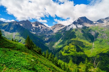 Naklejka premium The Kitzsteinhorn is a mountain in the Hohe Tauern range in Kaprun, Austria. It is the highest mountain in the region and is a popular destination for skiers and snowboarders.