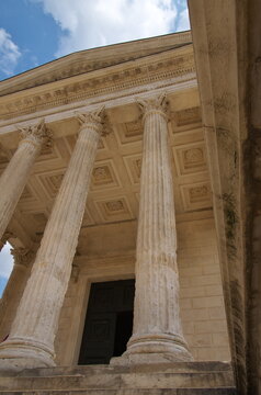 La Maison carr&eacute;e est un temple romain hexastyle achev&eacute; au d&eacute;but du I si&egrave;cle apr. J.-C. &agrave; N&icirc;mes, dans le Gard.
