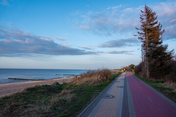 Obraz premium Pedestrian and bicycle path along the Baltic sea near Kolobrzeg, Poland
