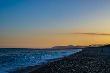 黄昏時の穏やかな海岸線