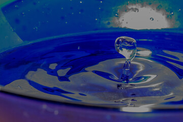 Wasser tropft in eine blaue Müslischale