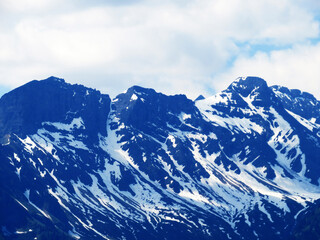 Fototapeta premium The view of the snowy Alpine peaks from the natural reservoir Lake Lungern or from the shores of Lake Lungernsee - Canton of Obwalden, Switzerland (Kanton Obwald, Schweiz)