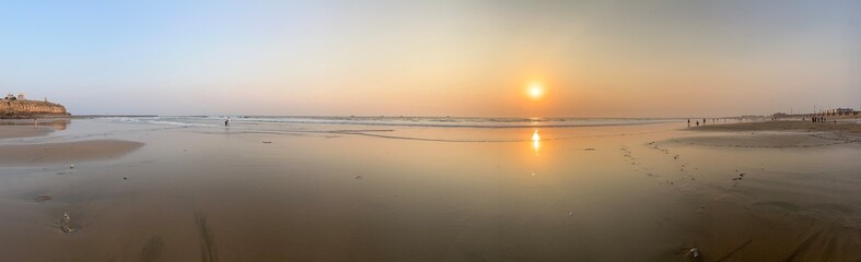 Obraz premium Orange light of sunset on beach in Karachi looking very nice.