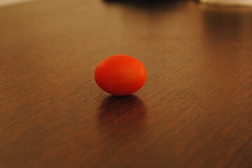 Plano  de Tomate sobre  una mesa