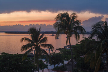 Obraz premium Beautiful pink sunset with amazing sky at Punta Gorda, Cienfuegos, Cuba