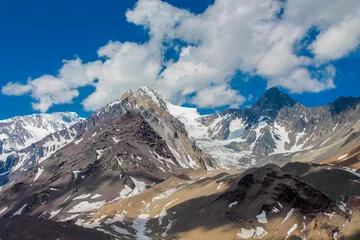 Fototapete Rund San Jose Volcano mountain in the Andes, Chile. Chilean Andes peak with snow, ice and glacier near to Santiago de Chile, Cajon del Maipo. Volcanic mountain slopes and summit in the Andes © Yuliia