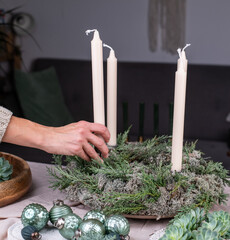 Adventskranz basteln, Dekoration Weihnachten, Kranz mit Moos, Flechten, Sukkulenten, Tannengrün...