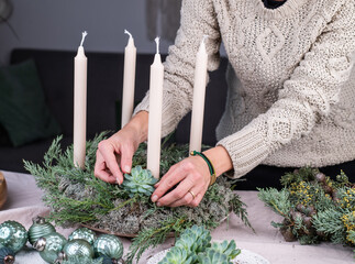 Adventskranz basteln, Dekoration Weihnachten, Kranz mit Moos, Flechten, Sukkulenten, Tannengrün...
