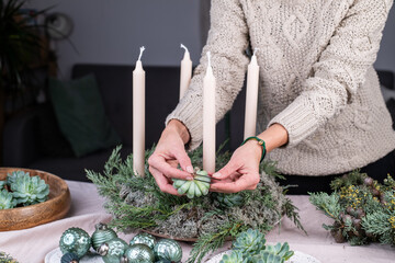 Adventskranz basteln, Dekoration Weihnachten, Kranz mit Moos, Flechten, Sukkulenten, Tannengr&uuml;n selber machen