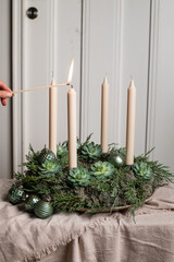 Kranz mit 4 Kerzen f&uuml;r den Advent, Weihnachten dekorieren, festliche Dekoration
