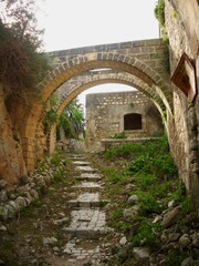 Un sentiro sotto gli archi che sorreggono la chiesa di San Matteo a Scicli.