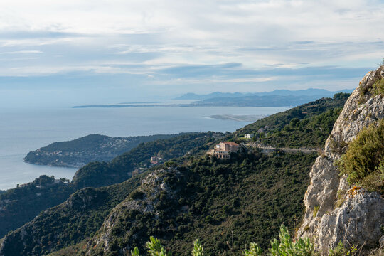 Col d'Eze avec la vue sur l'a&eacute;roport de Nice en face 