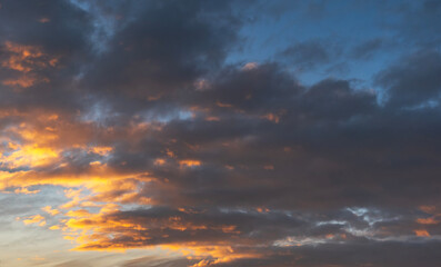 Fototapeta premium Sunset sky background. Beautiful evening sunset sky with clouds.