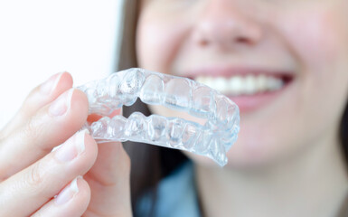 Alineadores invisibles. Aparatos dentales para tratamiento de ortodoncia progresivo invisalign. 