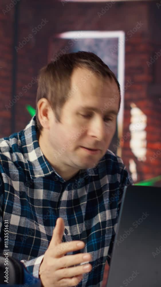 Aufkleber manager calls employee remotely using internet videocall to offer negative feedback on project progr