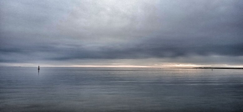 Grauer Himmel mit Wolken am Strand