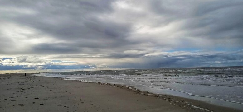 Strand unter bew&ouml;lktem Himmel in Amrum  