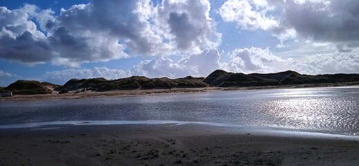 Abendstimmung im Wattenmeer mit Blick auf die Dünen