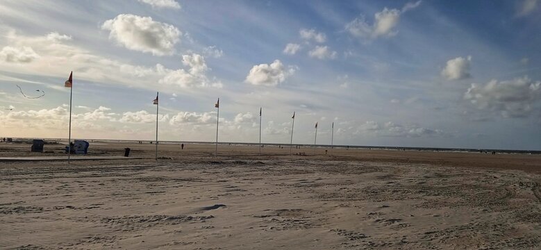 Am Strand mit wehenden Fahnen
