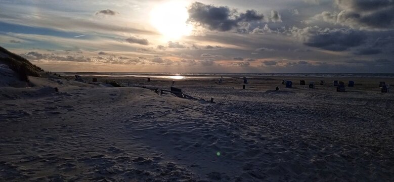 Sonnenuntergang am Strand im Abendlicht