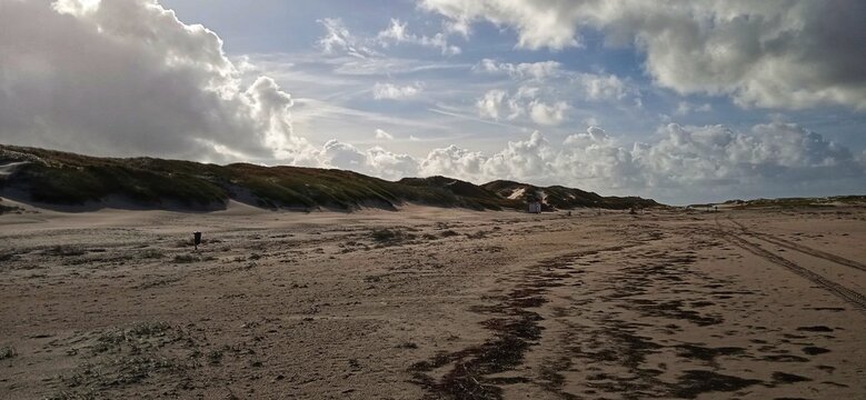 Spuren im Sand am Strand im Abendlicht