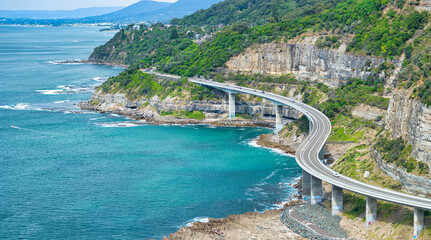 Naklejka premium Iconic Sea Cliff Bridge stretching along the rocky Australian coast