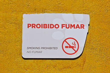 Yellow wall with sign reading: no smoking