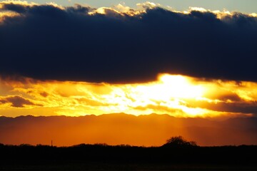 幻想的な河川からの夕景　冬の風景　渡良瀬