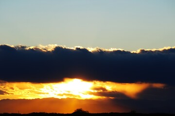 厳かな河川の夕景　冬の夕方