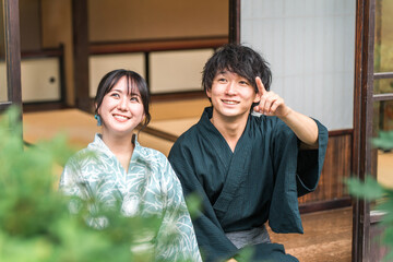 旅行で温泉旅館・宿坊・古民家に泊まる夫婦・カップル
