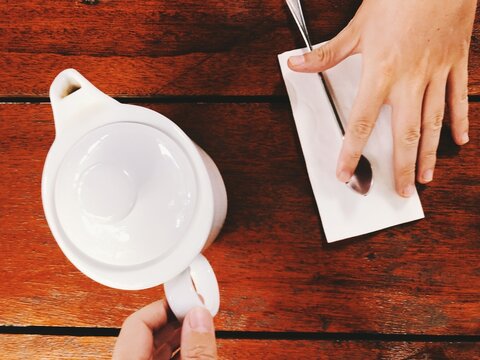 hand holding a cup of tea