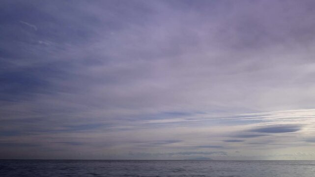 曇り空の海 薄い雲が流れていく time lapse