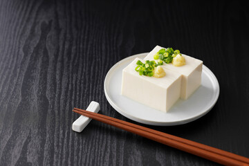 小葱と生姜を乗せた絹豆腐の冷奴　Silken tofu