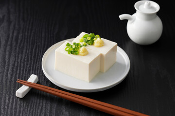 小葱と生姜を乗せた絹豆腐の冷奴　Silken tofu