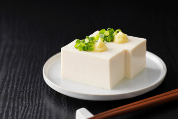 小葱と生姜を乗せた絹豆腐の冷奴　Silken tofu