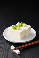 小葱と生姜を乗せた絹豆腐の冷奴　Silken tofu
