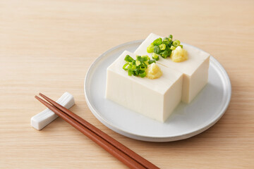 小葱と生姜を乗せた絹豆腐の冷奴　Silken tofu