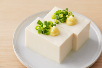 小葱と生姜を乗せた絹豆腐の冷奴　Silken tofu