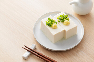 小葱と生姜を乗せた絹豆腐の冷奴　Silken tofu