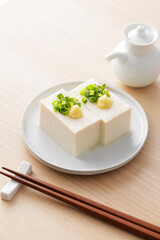 小葱と生姜を乗せた絹豆腐の冷奴　Silken tofu