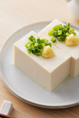 小葱と生姜を乗せた絹豆腐の冷奴　Silken tofu