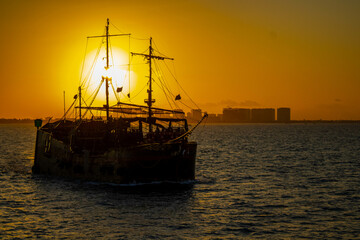 Obraz premium ship at sunset