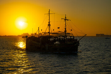 Fototapeta premium ship at sunset
