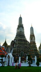 Świątynia Świtu Wat Arun w Bangkoku, znana z niezwykłych wież pokrytych kolorowymi mozaikami. Ikoniczny zabytek Tajlandii nad brzegiem rzeki Chao Phraya, emanujący duchowym spokojem. © Adam