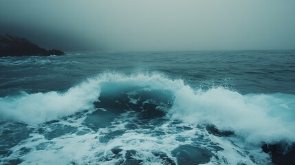 Naklejka premium Dramatic Ocean Wave Crashing on Rocky Coast
